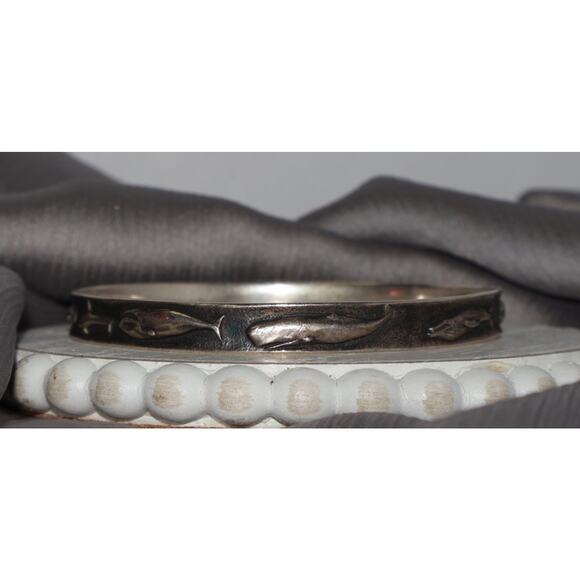 Retired James Avery Sterling Silver Whale Bangle Bracelet 21.6G/8in/7.5mm - Picture 3 of 5